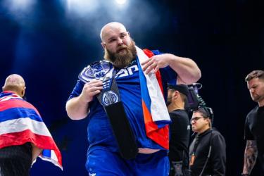 Василий Камоцкий завоевал титул чемпиона Power Slap в супертяжелом весе