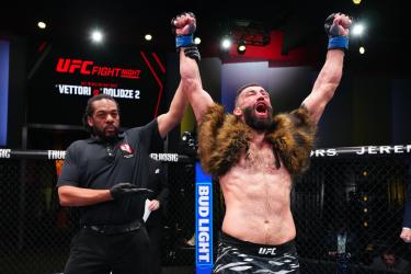 Боец из Грузии выиграл главный бой турнира UFC