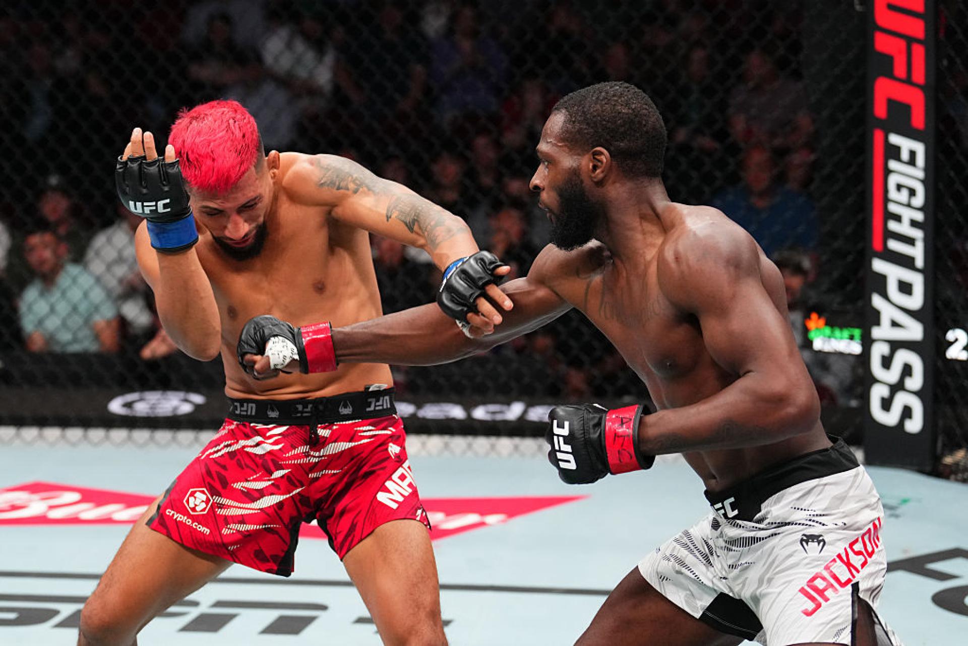 Идущий по пятам Шавката Рахмонова проиграл бой в UFC