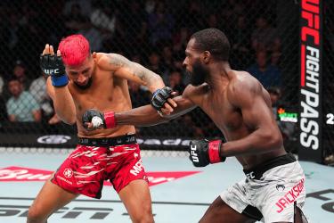 Идущий по пятам Шавката Рахмонова проиграл бой в UFC