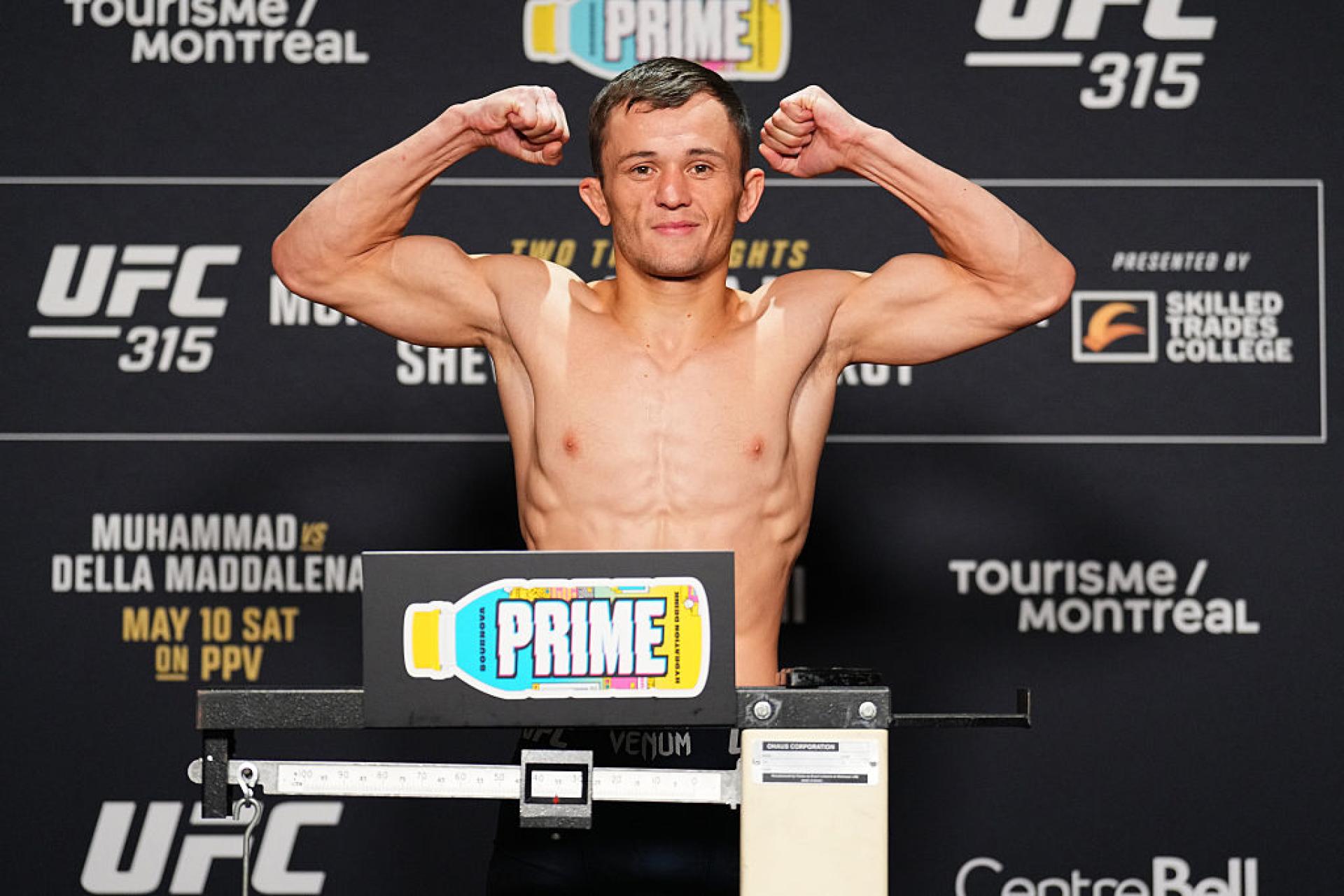 Казахстанец и хедлайнеры UFC 315 успешно сделали вес