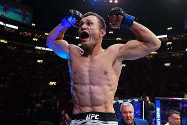 Казах за 64 секунды сокрушил соперника в UFC