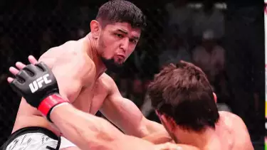 Узбекистанец Рузибоев в жестком бою добыл четвёртую победу в UFC