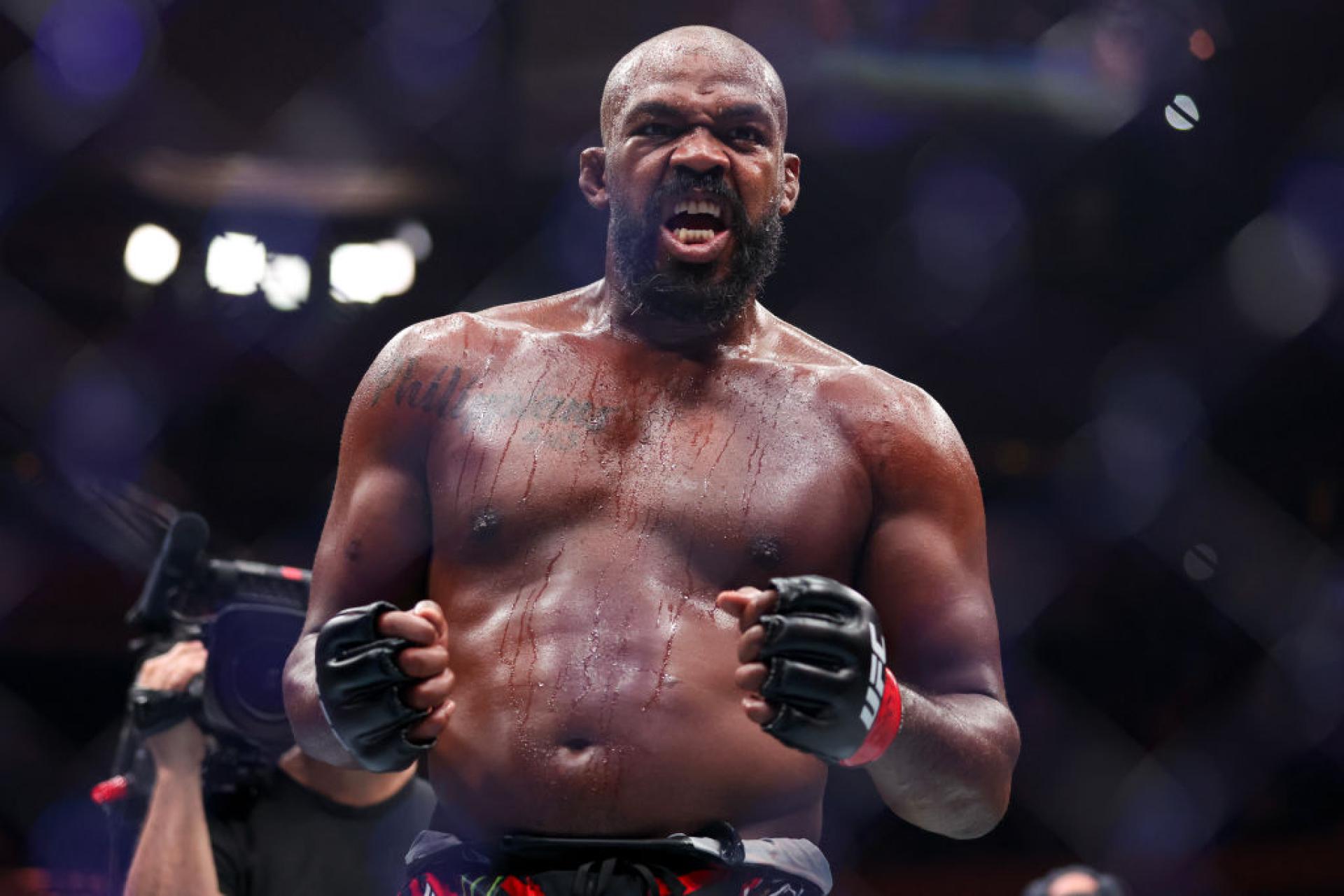 150 тысяч болельщиков требуют отстранить Джона Джонса от титула UFC