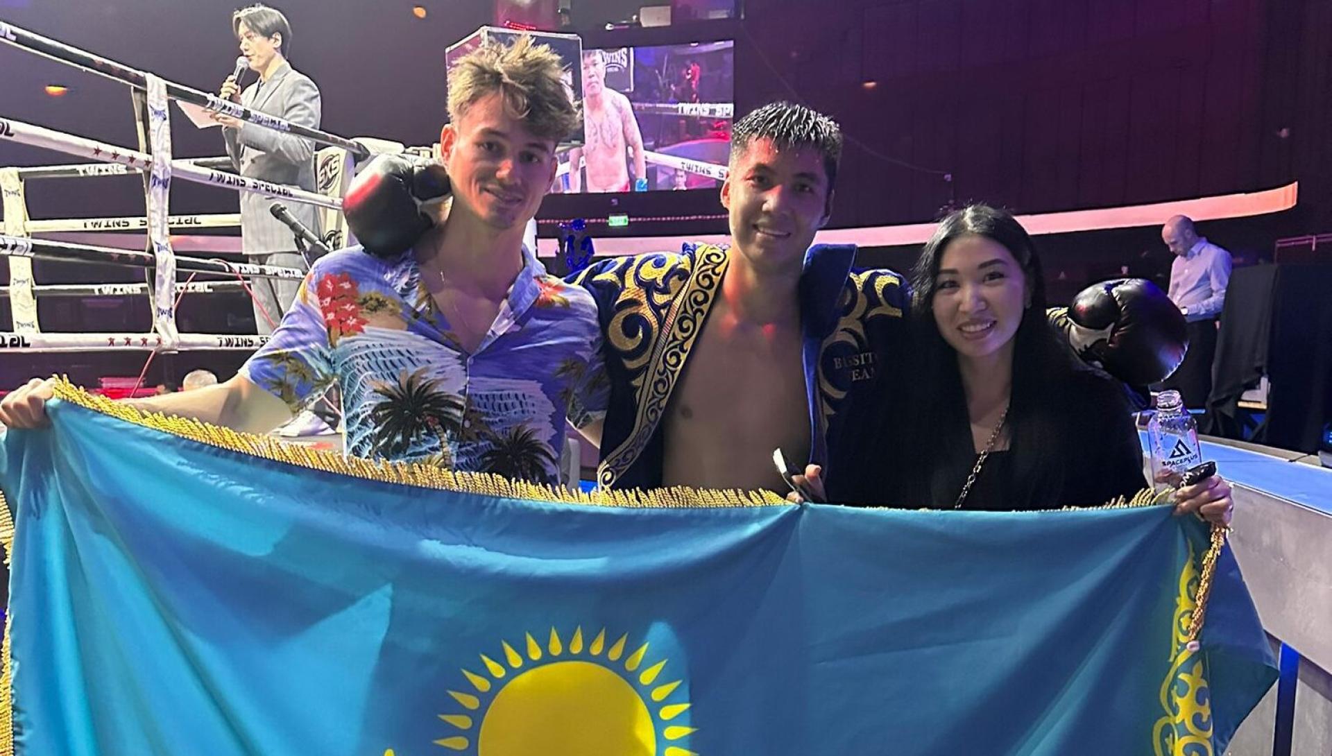 Молодой казахстанец уничтожил экс-чемпиона по боксу за 2 минуты