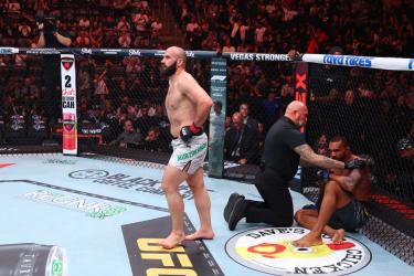 Боец из СНГ отомстил обидчику казаха в UFC