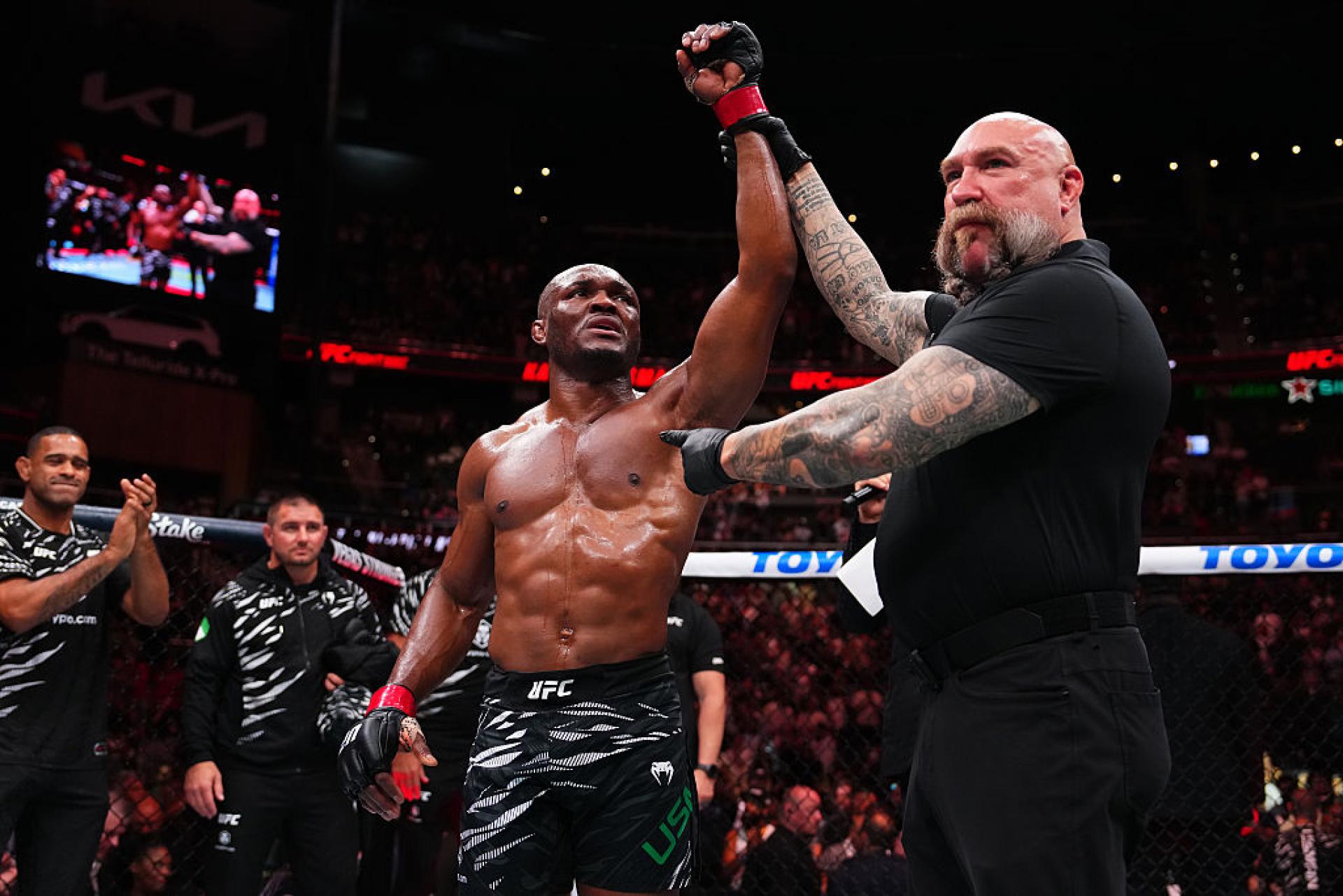Неожиданным исходом закончился топовый бой UFC в категории Рахмонова