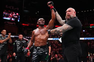Неожиданным исходом закончился топовый бой UFC в категории Рахмонова
