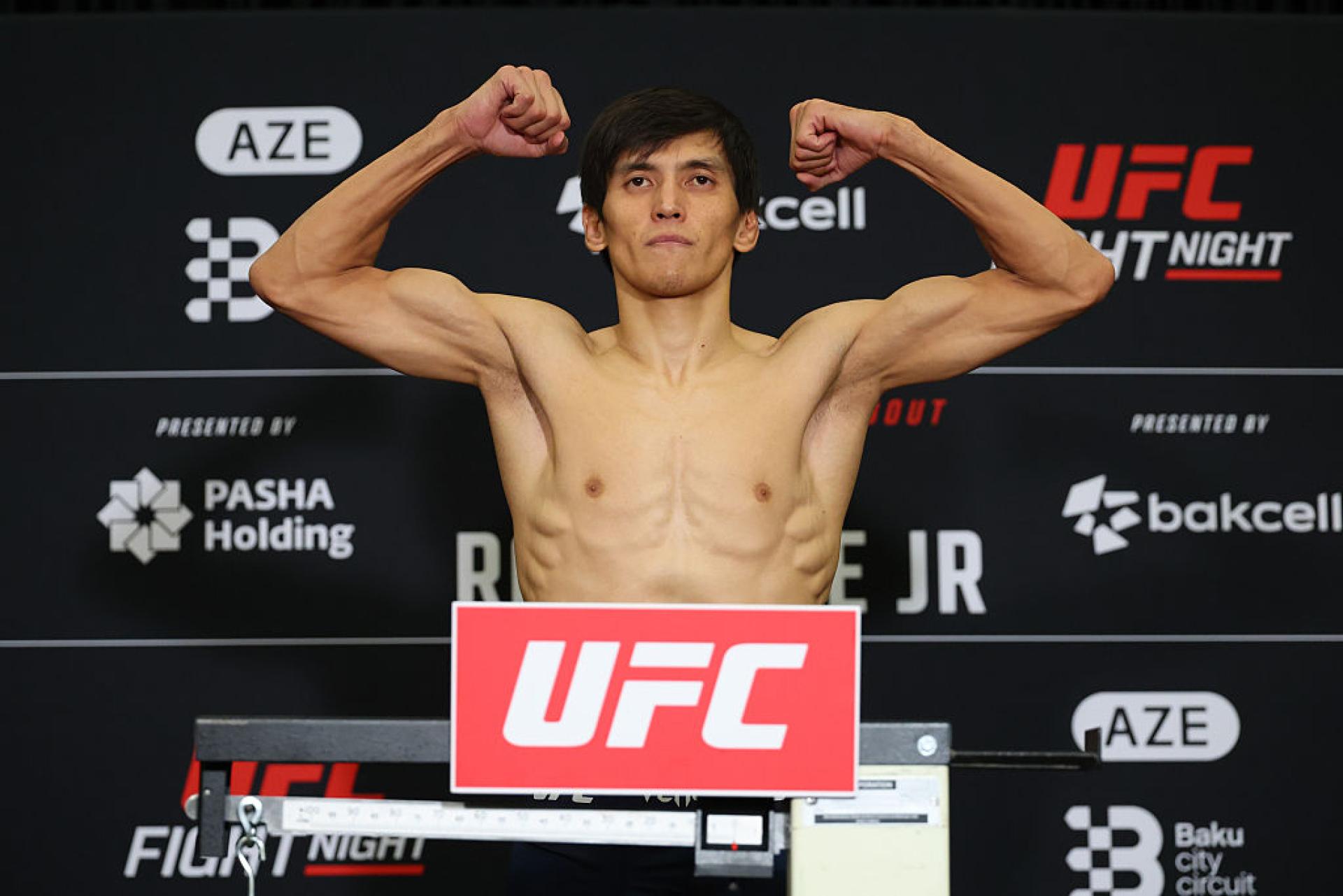 Казахстанец Азат Максум успешно прошёл взвешивание на UFC в Баку
