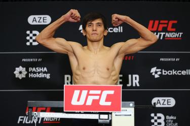 Казахстанец Азат Максум успешно прошёл взвешивание на UFC в Баку