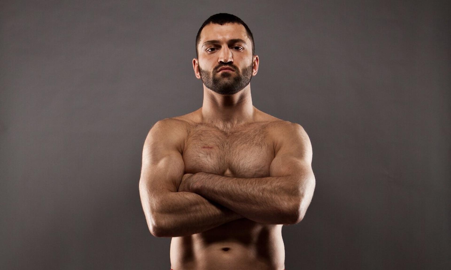 46-летний экс-чемпион UFC дебютирует в боях на голых кулаках