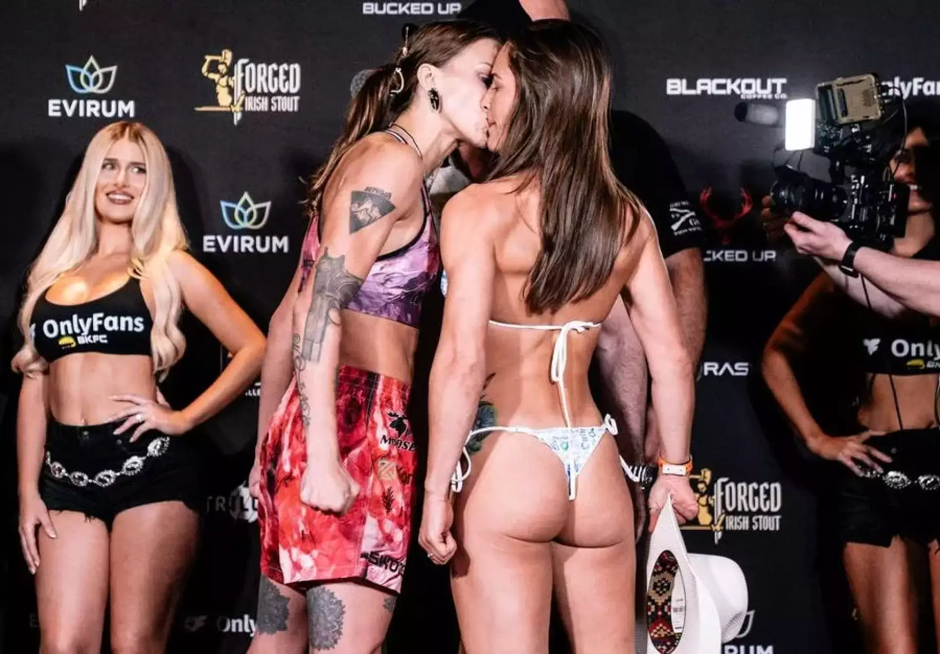 Казахстанка из UFC шокировала всех поцелуем на дуэли взглядов