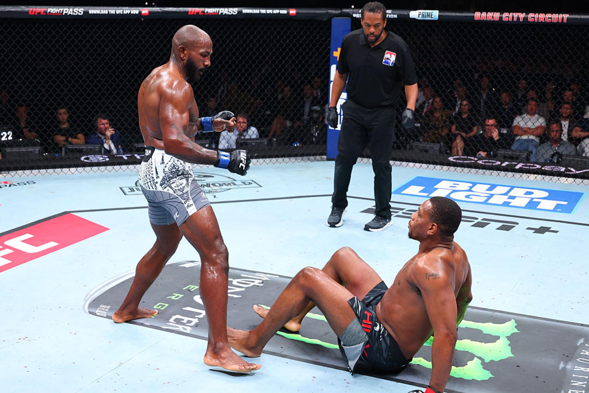 Американский нокаутер растоптал экс-чемпиона UFC в Баку