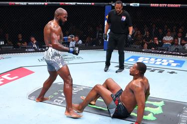Американский нокаутер растоптал экс-чемпиона UFC в Баку