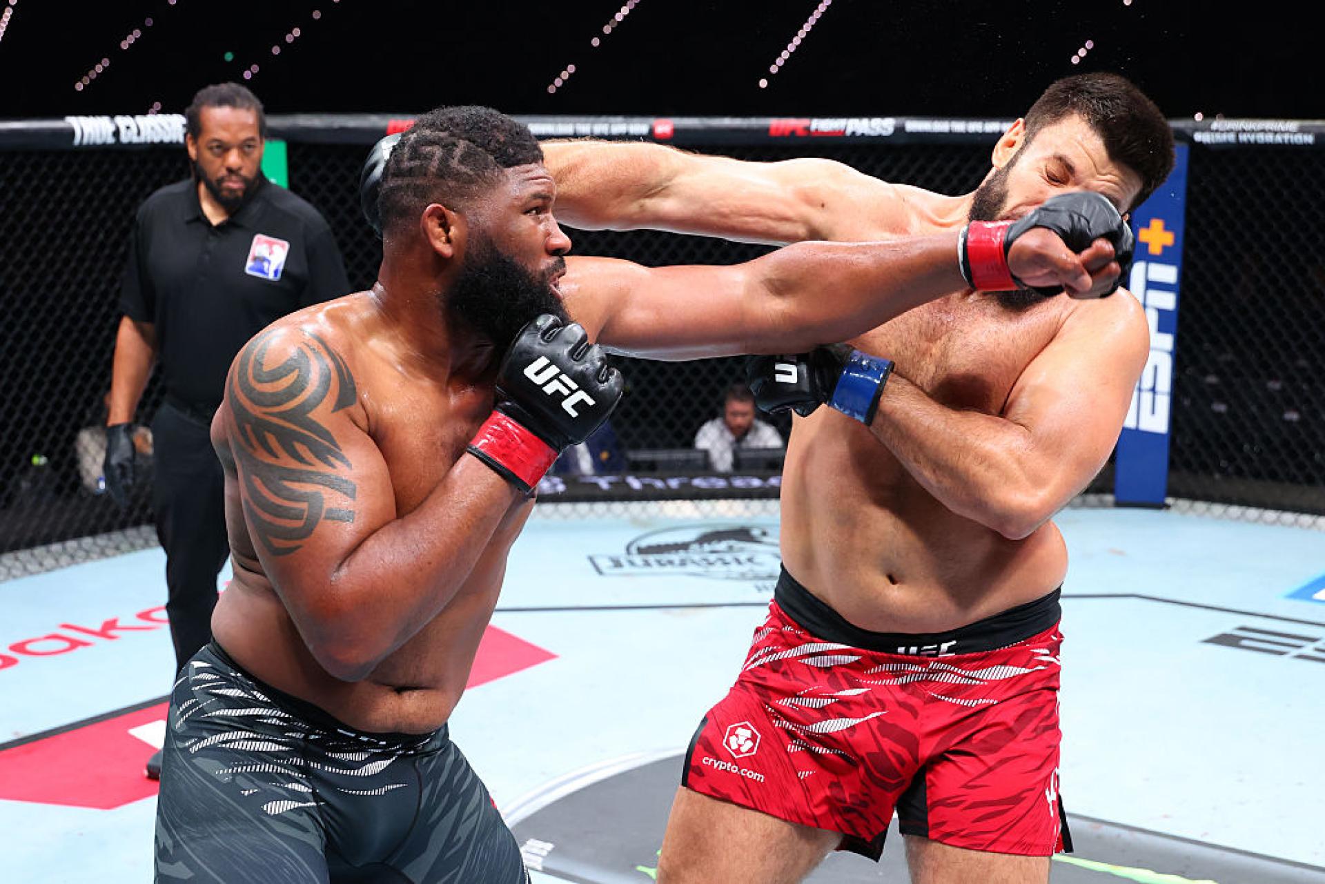 Звезда UFC из США остановил дебют россиянина в Баку