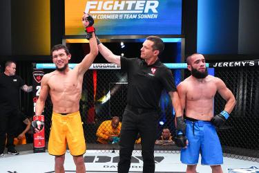 Казахстанец побеждает в дебюте TUF-33 и приносит успех команде Кормье