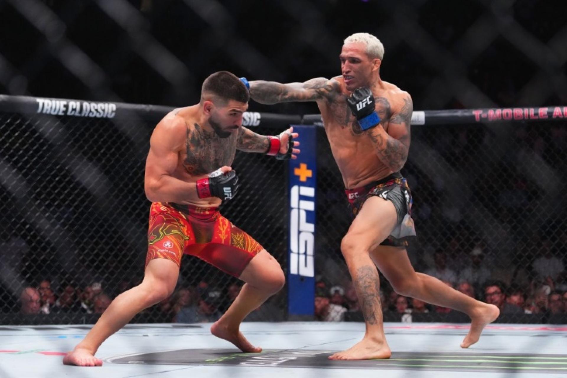 Топурия уничтожил Оливейру и завоевал второй пояс UFC