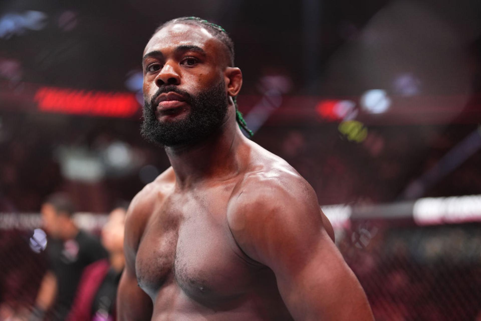 Американский экс-чемпион UFC подерется с казахстанцем в Шымкенте