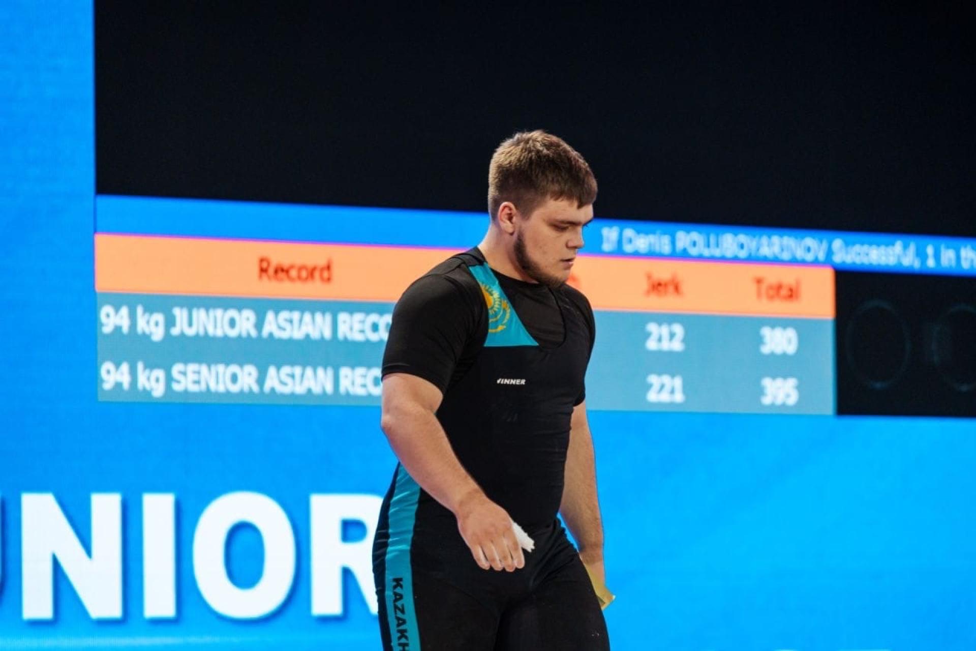 Казахстанский тяжелоатлет выигрывает чемпионат Азии с рекордом