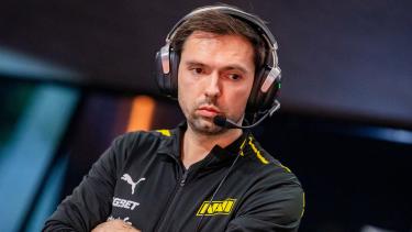 Тренер NAVI сломал ключицу перед матчем с FaZe