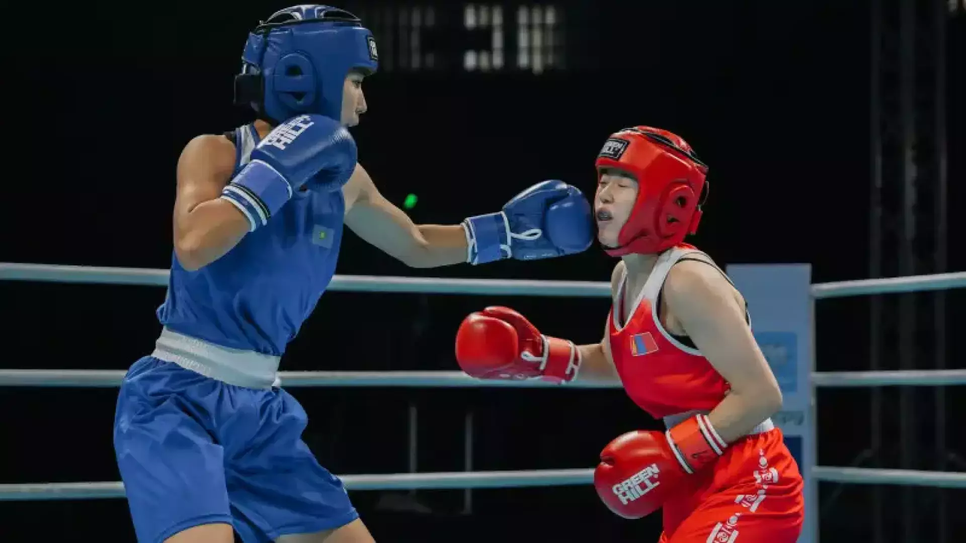 Разгром с нокдауном: казахстанка вышла в 1/2 финала ЧА U19
