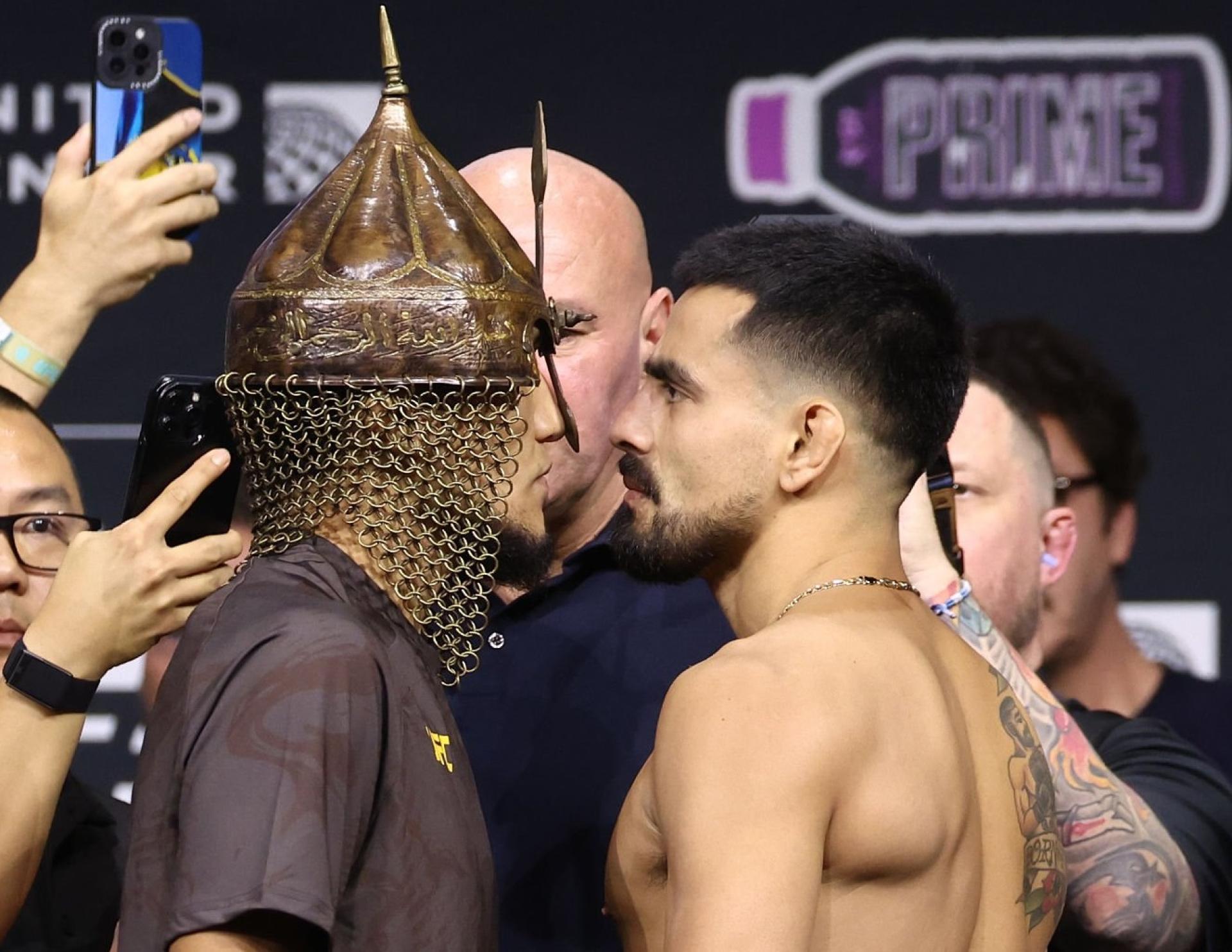 Дуэль взглядов UFC 319 запомнилась ярким выходом Алиби Идириса