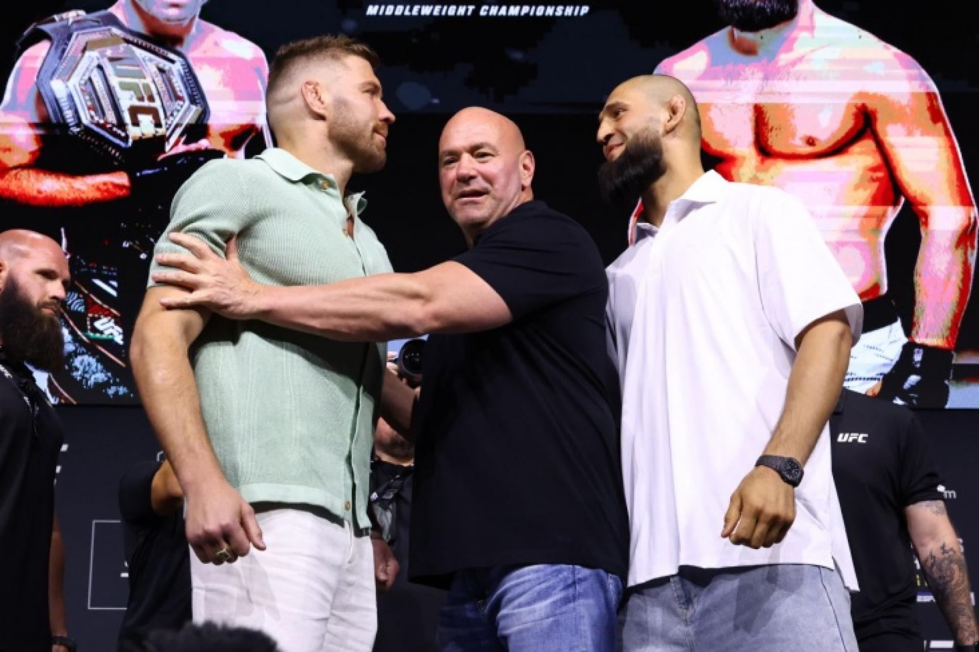 Дю Плесси и Чимаев устроили потасовку на дуэли взглядов UFC 319 (Видео)