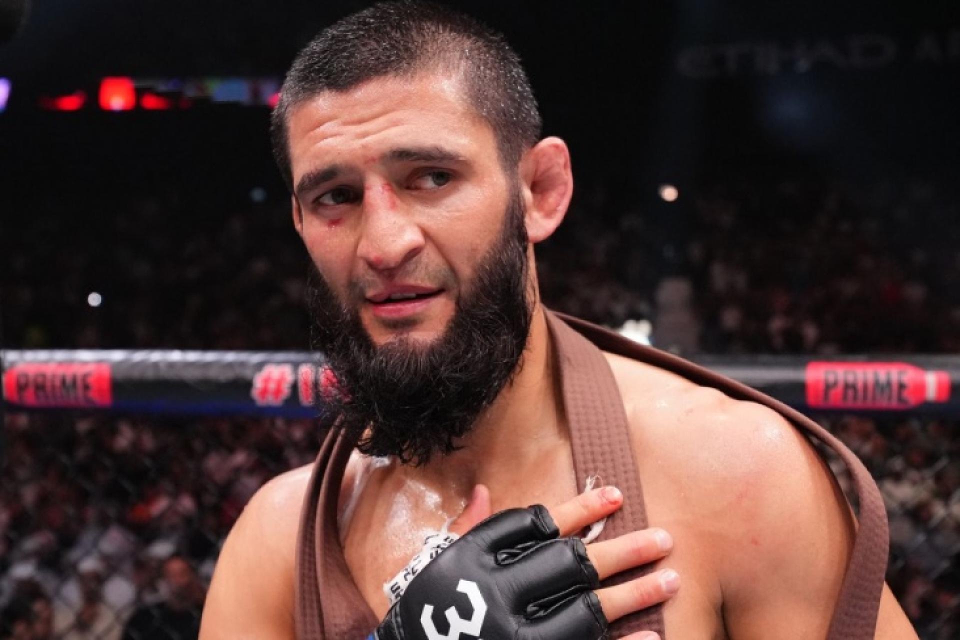Чимаев уничтожил дю Плесси и завоевал пояс UFC
