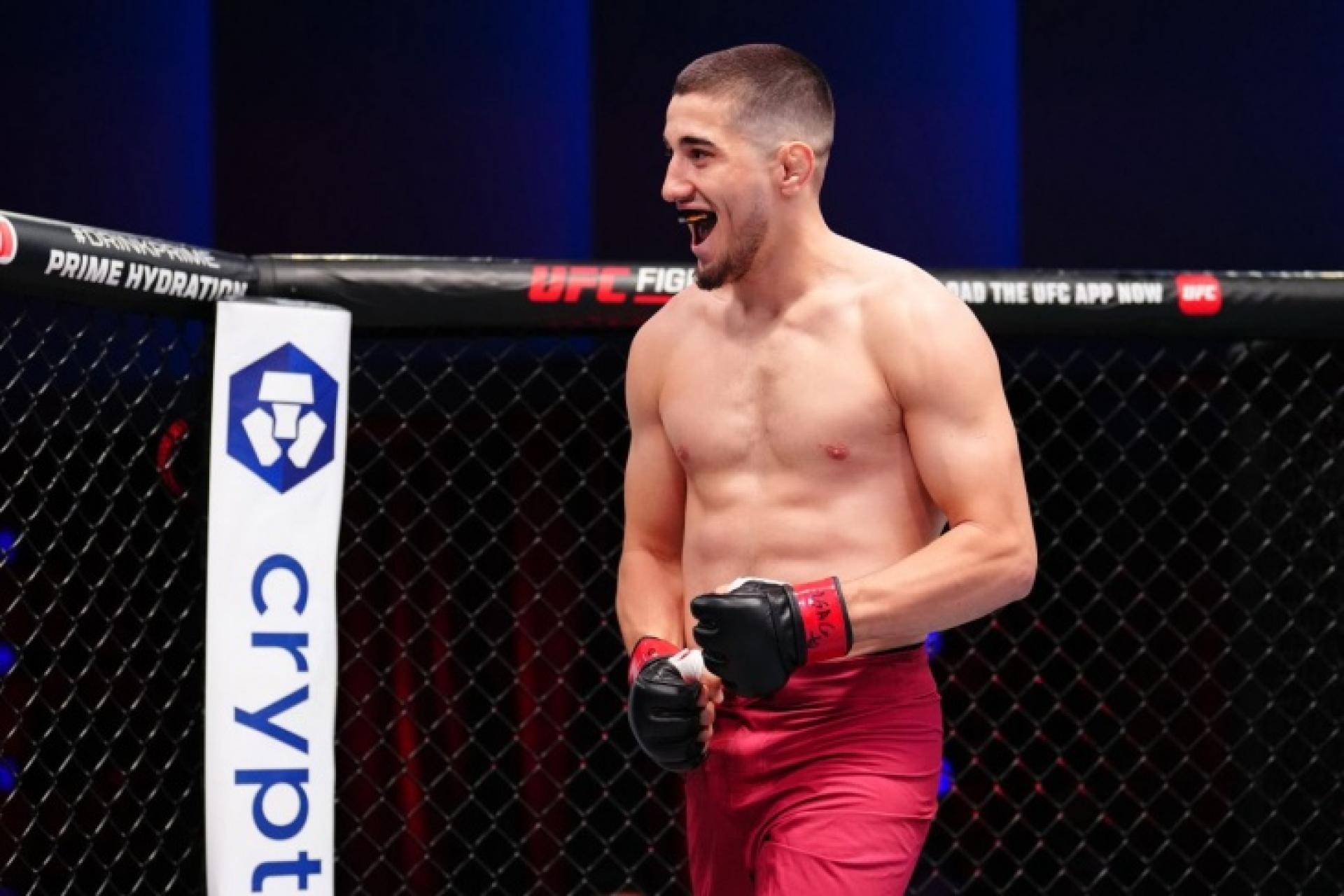 Россиянен триумфально дебютировал в UFC и переписал рекорд организации