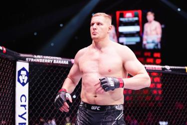 Сергей Павлович снова победил в UFC и прервал серию соперника