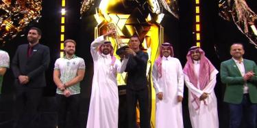 Криштиану Роналду и NiKo подняли кубок Esports World Cup 2025
