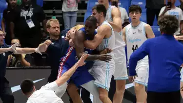 Массовой дракой и семью дисквалами закончился матч в Аргентине