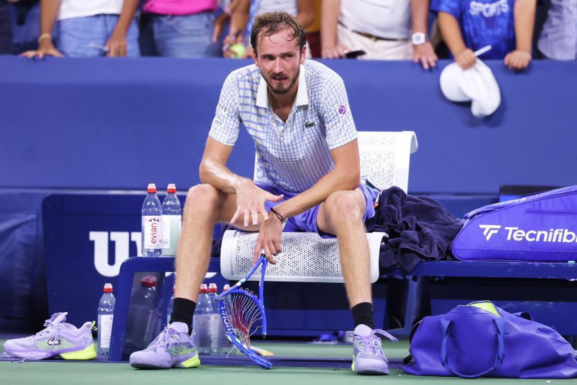 Медведев снова наказан гигантским штрафом на US Open