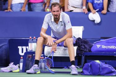 Медведев снова наказан гигантским штрафом на US Open