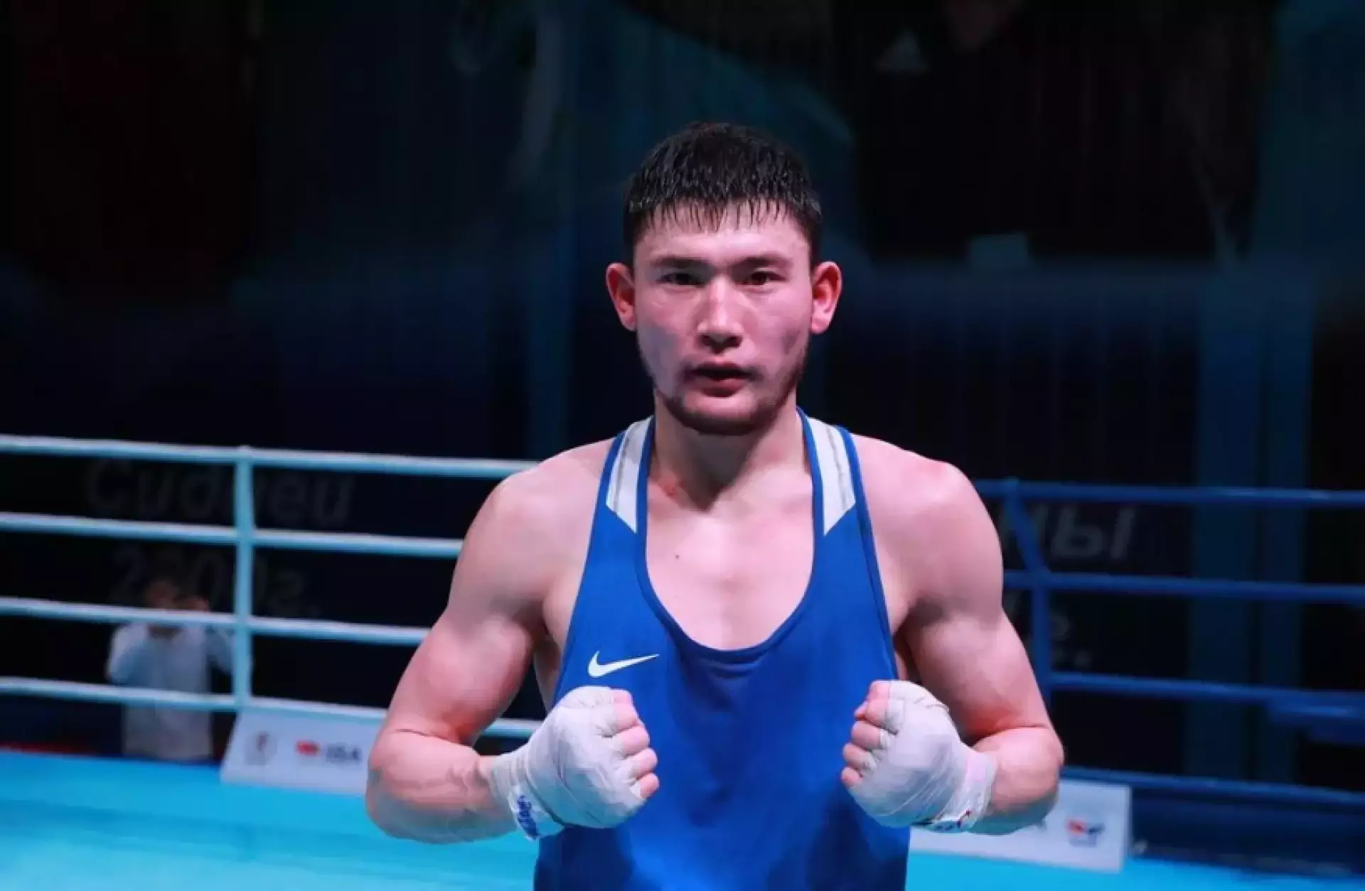 Бывший курьер из Казахстана вышел в 1/8 финала ЧМ по боксу