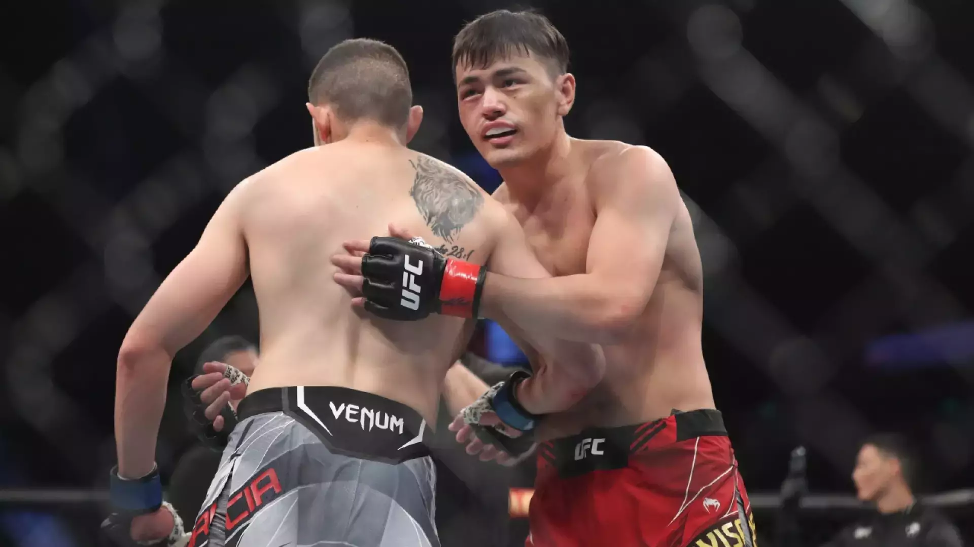 Казахский боец лишился контракта с UFC