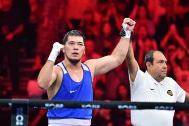 Айбек Оралбай победил пятикратного чемпиона мира и вышел в финал ЧМ