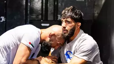 Арман Царукян победил удушением экс-чемпиона UFC