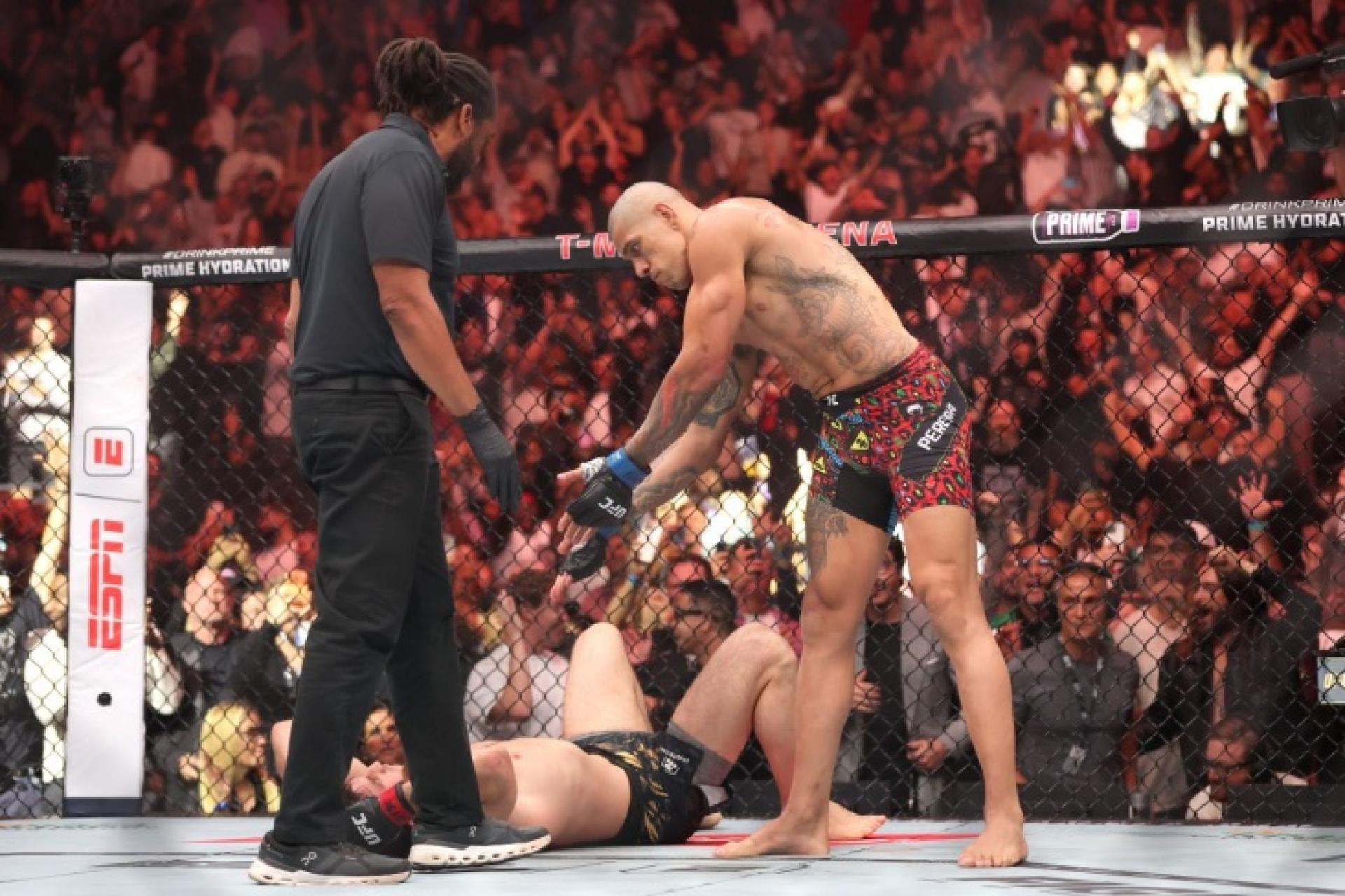 Перейра уничтожил Анкалаева за 80 секунд и снова стал чемпионом UFC