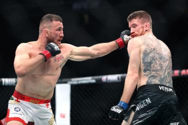 Двалишвили разобрал Сэндхагена и удержал титул UFC третий раз