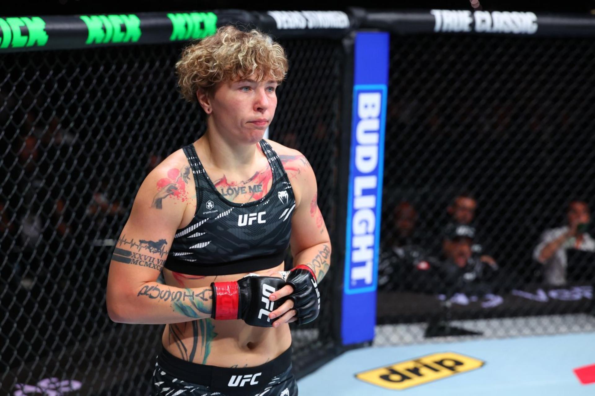 Казахстанка под российским флагом уступила в UFC
