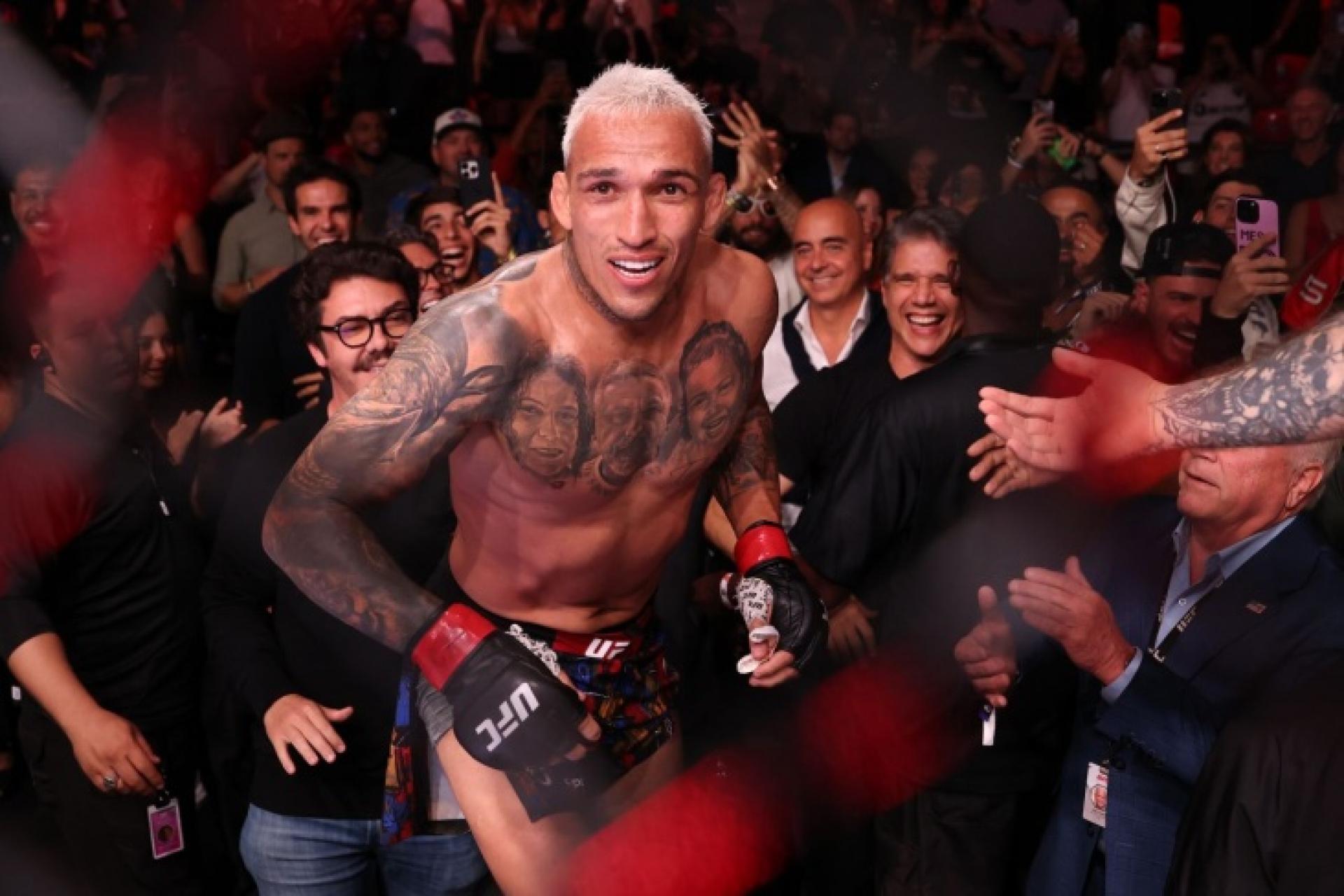 Экс-чемпион UFC Оливейра оформил досрочную победу над Гамротом