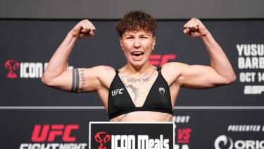 Боец из Казахстана официально уволена из UFC