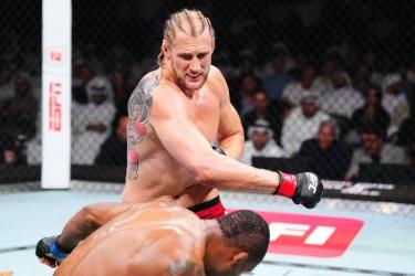 Волков победил Алмейду и вернулся в гонку за пояс UFC