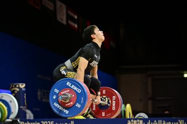 Казахстанский тяжелоатлет взял золото юношеских Азиатских игр и установил шесть рекордов