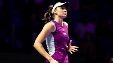 На WTA Finals Рыбакина оформила волевую победу над второй ракеткой мира