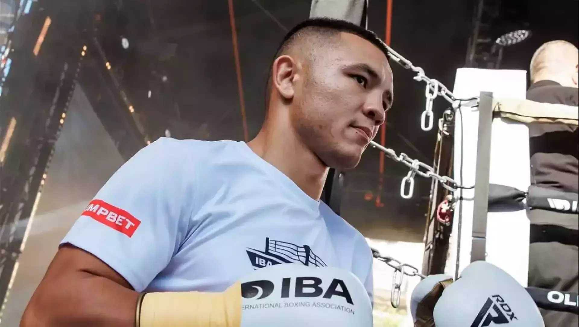 Молниеносный нокаут завершил главный бой за титул IBA