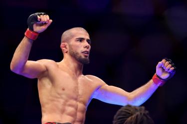 Уволенный из UFC непобеждённый боец стал чемпионом Brave CF