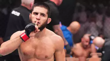 Махачев высказался о рекордном третьем поясе UFC и перспективах перехода в средний вес