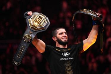 Махачев стал двойным чемпионом UFC впервые в истории России